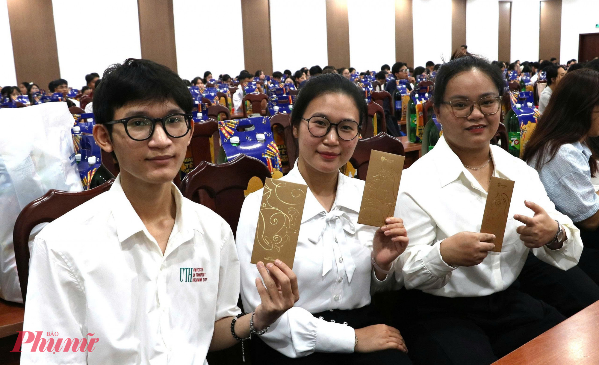 sinh-vien-don-tet-xa-nha 700 sinh viên khó khăn nhận quà tết sớm