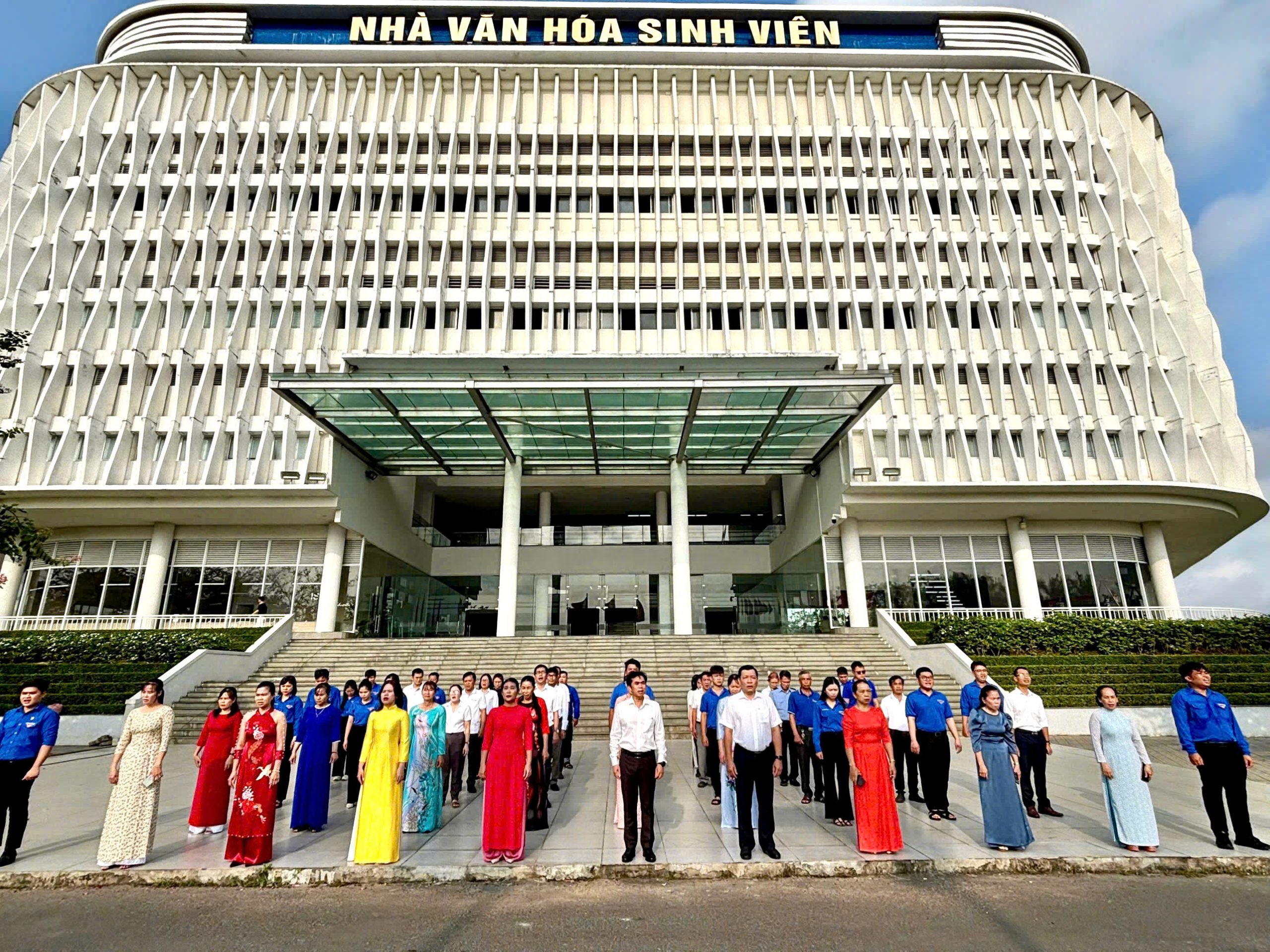 Rực rỡ sắc màu “Tuần lễ Áo dài” và vinh danh phái đẹp tại Nhà Văn hóa Sinh viên chào mừng 8/3