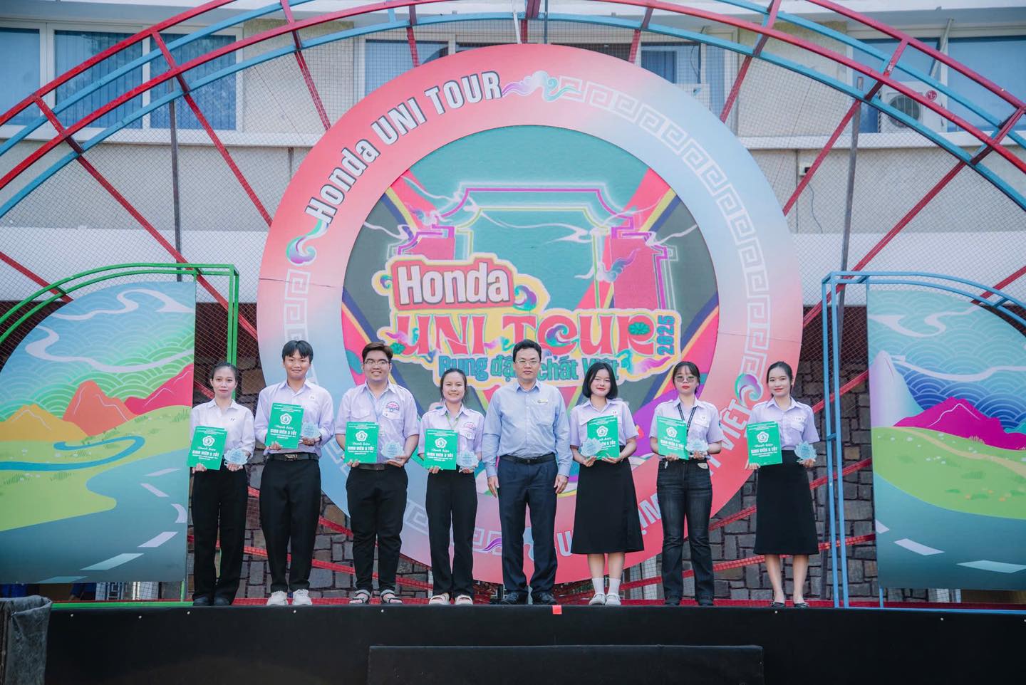 670869740_1282439923977411_5970322002773521742_n Dương Hồng Phương Trúc - Thủ lĩnh sinh viên lan tỏa tinh thần "5 tốt"