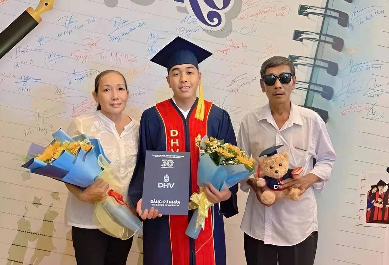 18.-NGUYEN-DUY-KHANG-TRUONG-DH-HUNG-VUONG-TP.HCM_ NAM SINH BẬT KHÓC NỨC NỞ KHI NHẬN BĂNG TỐT NGHIỆP