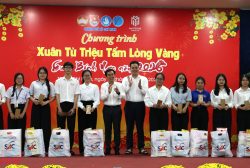 700-sinh-vien-kho-khan-nhan-qua-_881770453399